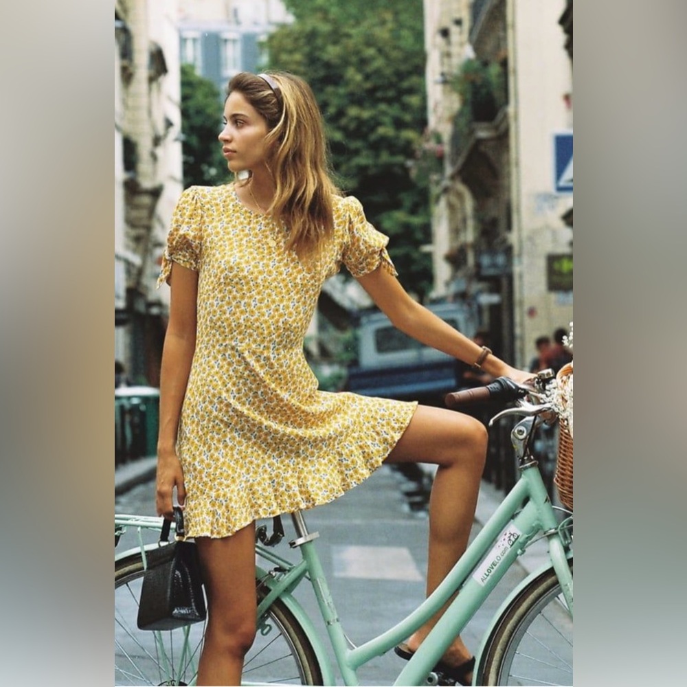 Faithful the Brand Short Sleeve Daphne Mini Dress in Yellow Marguerite Floral